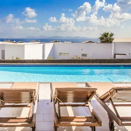 Villa Playa Blanca Sleeps 6 Pool Air Con Wifi
